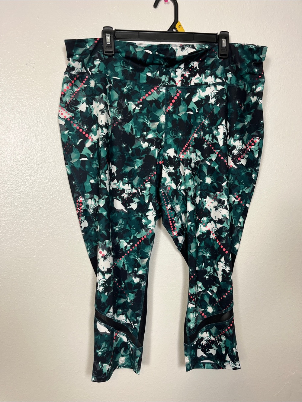 Xersion Teal Floral Capri Leggings with Pink Dot Accents